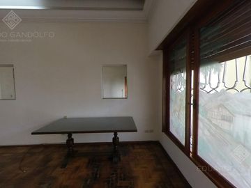 Excelente Inmueble de 3 plantas - Vta. Directa - Apto Crédito