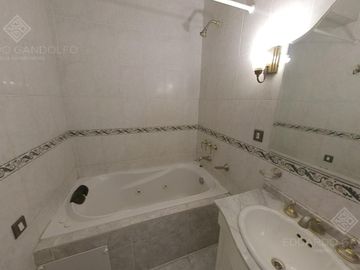 Excelente Inmueble de 3 plantas - Vta. Directa - Apto Crédito