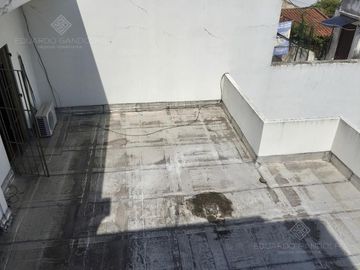 Excelente Inmueble de 3 plantas - Vta. Directa - Apto Crédito