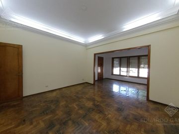 Excelente Inmueble de 3 plantas - Vta. Directa - Apto Crédito