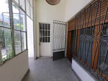 Excelente Inmueble de 3 plantas - Vta. Directa - Apto Crédito