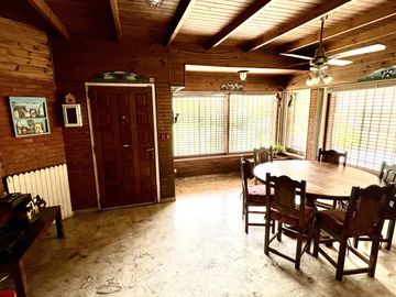 Pringles 300 Casa de 8 ambientes Triple Frente Gran Parque en Temperley Barrio Ingles VENTA