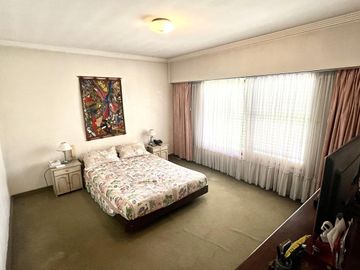 Pringles 300 Casa de 8 ambientes Triple Frente Gran Parque en Temperley Barrio Ingles VENTA