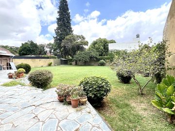 Pringles 300 Casa de 8 ambientes Triple Frente Gran Parque en Temperley Barrio Ingles VENTA