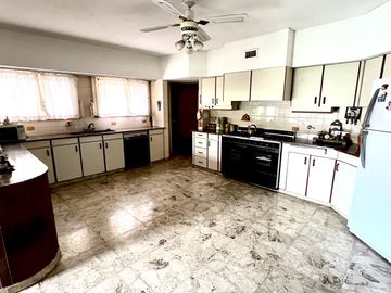 Pringles 300 Casa de 8 ambientes Triple Frente Gran Parque en Temperley Barrio Ingles VENTA