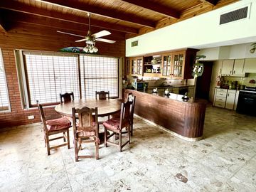 Pringles 300 Casa de 8 ambientes Triple Frente Gran Parque en Temperley Barrio Ingles VENTA
