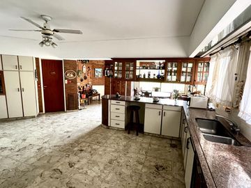 Pringles 300 Casa de 8 ambientes Triple Frente Gran Parque en Temperley Barrio Ingles VENTA