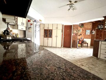 Pringles 300 Casa de 8 ambientes Triple Frente Gran Parque en Temperley Barrio Ingles VENTA