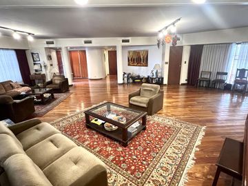 Pringles 300 Casa de 8 ambientes Triple Frente Gran Parque en Temperley Barrio Ingles VENTA