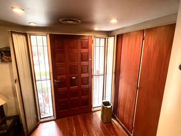 Pringles 300 Casa de 8 ambientes Triple Frente Gran Parque en Temperley Barrio Ingles VENTA