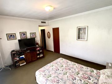 Pringles 300 Casa de 8 ambientes Triple Frente Gran Parque en Temperley Barrio Ingles VENTA