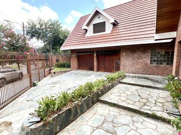 Pringles 300 Casa de 8 ambientes Triple Frente Gran Parque en Temperley Barrio Ingles VENTA