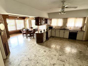 Pringles 300 Casa de 8 ambientes Triple Frente Gran Parque en Temperley Barrio Ingles VENTA