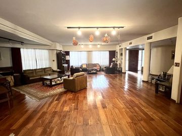 Pringles 300 Casa de 8 ambientes Triple Frente Gran Parque en Temperley Barrio Ingles VENTA
