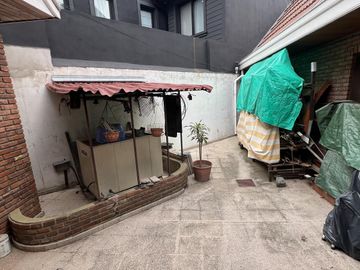 Pringles 300 Casa de 8 ambientes Triple Frente Gran Parque en Temperley Barrio Ingles VENTA