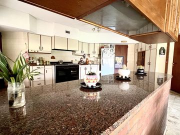 Pringles 300 Casa de 8 ambientes Triple Frente Gran Parque en Temperley Barrio Ingles VENTA