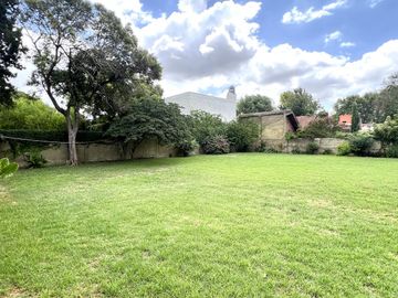 Pringles 300 Casa de 8 ambientes Triple Frente Gran Parque en Temperley Barrio Ingles VENTA