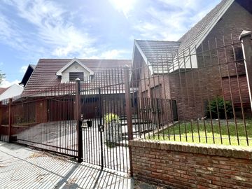 Pringles 300 Casa de 8 ambientes Triple Frente Gran Parque en Temperley Barrio Ingles VENTA