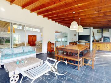 Casa en venta en Costa Esmeralda con fondo libre arbolado