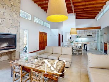 Casa en venta en Costa Esmeralda con fondo libre arbolado