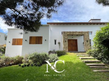 Casa en venta en Costa Esmeralda con fondo libre arbolado