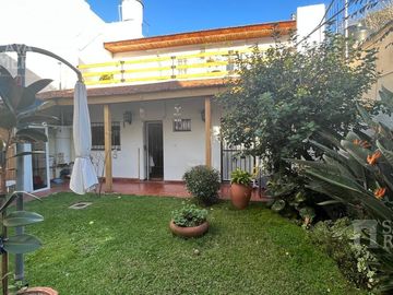Casa en venta  Olivos , 4 ambientes -lote propio  en  2 plantas con jardin