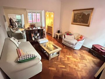 Excelente 3 Amb con balcón/ patio interno, 2do piso x escalera al Frente! MUY LUMINOSO!!!