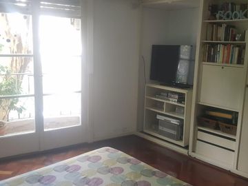 Excelente 3 Amb con balcón/ patio interno, 2do piso x escalera al Frente! MUY LUMINOSO!!!
