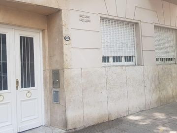 Excelente 3 Amb con balcón/ patio interno, 2do piso x escalera al Frente! MUY LUMINOSO!!!