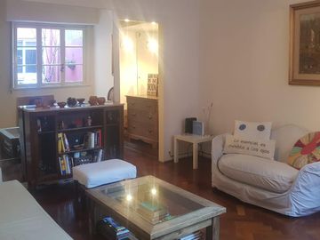 Excelente 3 Amb con balcón/ patio interno, 2do piso x escalera al Frente! MUY LUMINOSO!!!