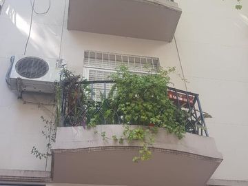 Excelente 3 Amb con balcón/ patio interno, 2do piso x escalera al Frente! MUY LUMINOSO!!!