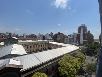 Departamento de dos dormitorios con amenities a una cuadra del rio.