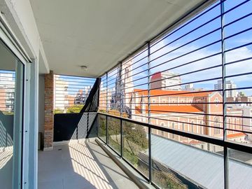 Departamento de dos dormitorios con amenities a una cuadra del rio.