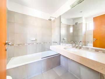 Departamento de dos dormitorios con amenities a una cuadra del rio.