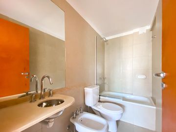 Departamento de dos dormitorios con amenities a una cuadra del rio.
