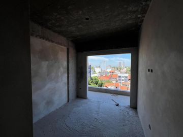 Departamento de tres ambientes tipo Penthouse con parrilla y terraza propia a la venta