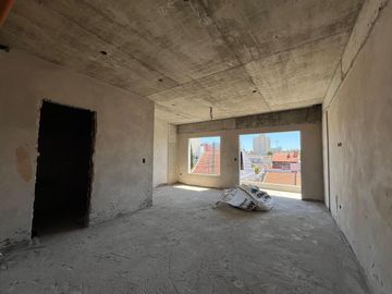 Departamento de tres ambientes tipo Penthouse con parrilla y terraza propia a la venta