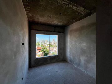 Departamento de tres ambientes tipo Penthouse con parrilla y terraza propia a la venta