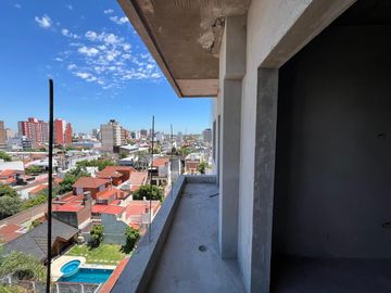 Departamento de tres ambientes tipo Penthouse con parrilla y terraza propia a la venta