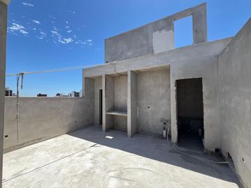 Departamento de tres ambientes tipo Penthouse con parrilla y terraza propia a la venta
