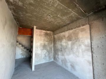 Departamento de tres ambientes tipo Penthouse con parrilla y terraza propia a la venta