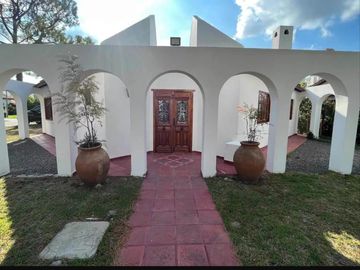 Venta Casa 4 Ambientes con Piscina en Country Aranjuez Escobar