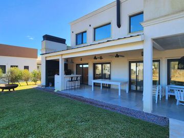 VENTA- Casa de 6 ambientes en Barrio Privado San Felipe, Canning