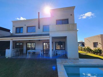 VENTA- Casa de 6 ambientes en Barrio Privado San Felipe, Canning