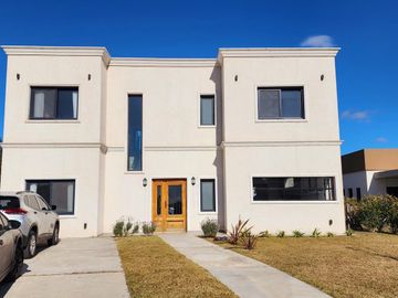 VENTA- Casa de 6 ambientes en Barrio Privado San Felipe, Canning