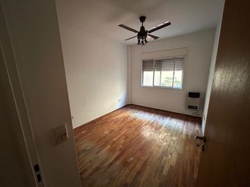 EXCELENTE 3 AMBIENTES CON PATIO APTO VIVIENDA Y PROFESIONAL