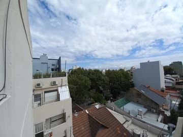 EXCELENTE 3 AMBIENTES CON PATIO APTO VIVIENDA Y PROFESIONAL