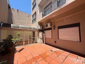 EXCELENTE 3 AMBIENTES CON PATIO APTO VIVIENDA Y PROFESIONAL