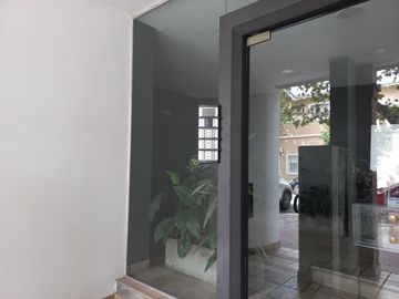 EXCELENTE 3 AMBIENTES CON PATIO APTO VIVIENDA Y PROFESIONAL