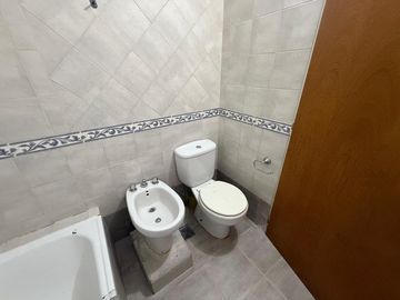 EXCELENTE 3 AMBIENTES CON PATIO APTO VIVIENDA Y PROFESIONAL